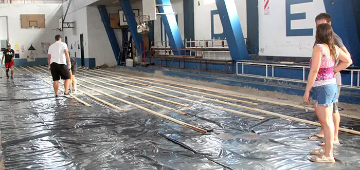 Rivadavia comenzó la instalación del flotante en el Piso de Deportes