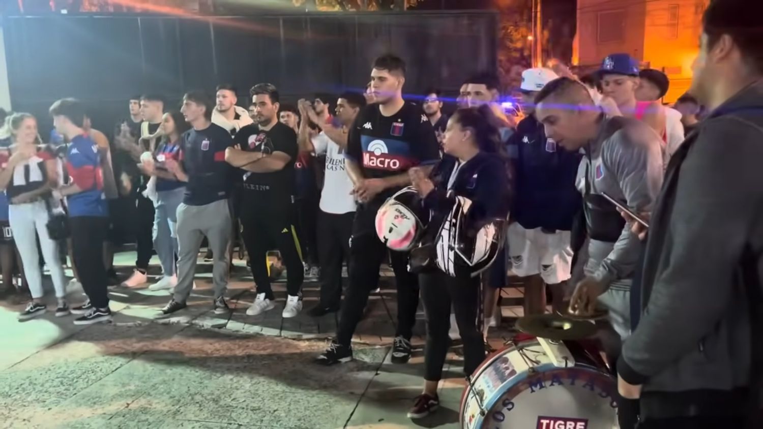 La protesta de los hinchas dentro del estadio.
