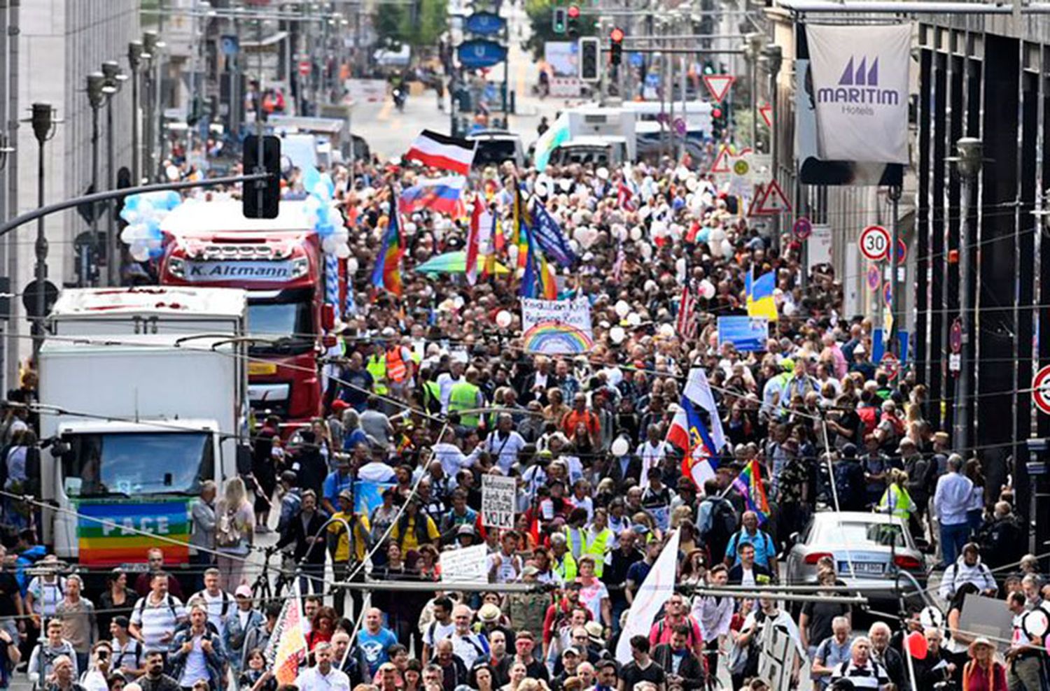 Policía alemana dispersa por la fuerza marcha contra restricciones por el coronavirus