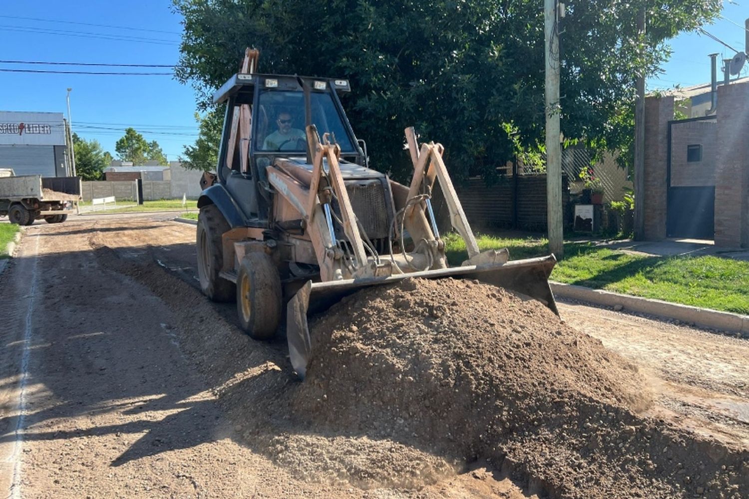 Roldán firmó un convenio por más de $160 millones para obras de pavimento