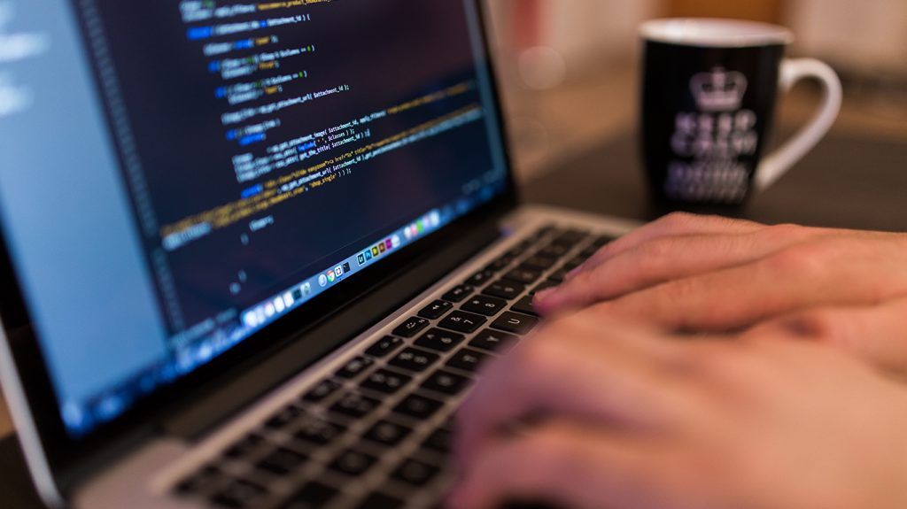 Crece el empleo en el sector informático, aunque la remuneración sigue siendo baja.