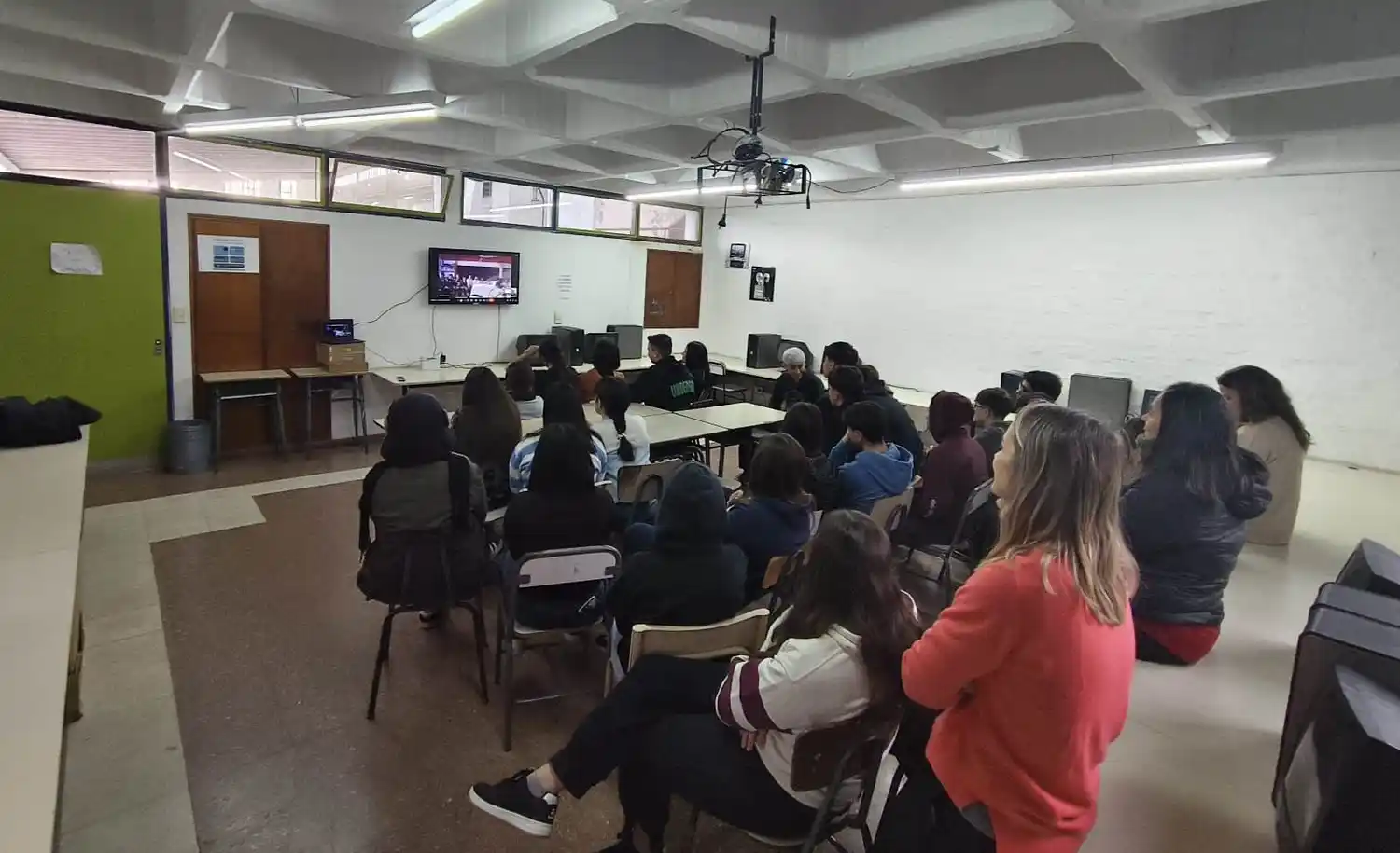 Este lunes se concretó una videollamada de estudiantes de la EES 2 con docentes y alumnos de la Escuela 287 para avanzar en las tareas cooperativas