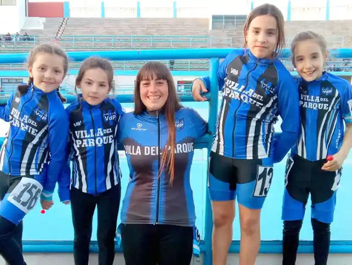 Dos patinadoras campeonas