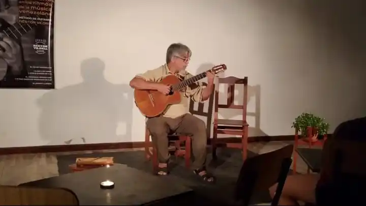 La guitarra venezolana sonó en Gualeguay: Néstor Viloria se presentó en la Biblioteca Mastronardi