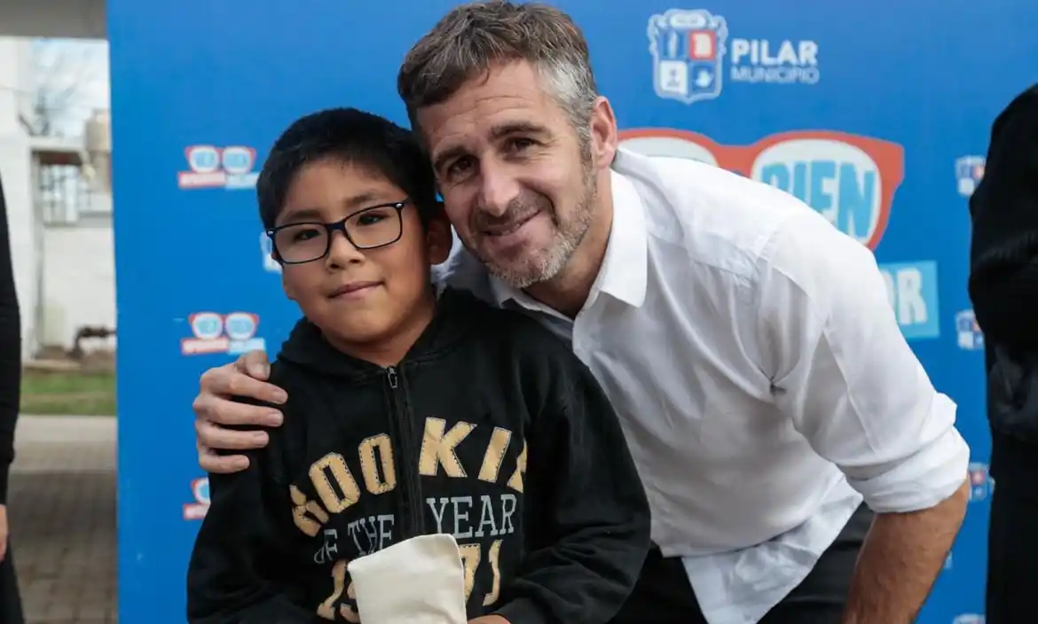 El intendente Federico Achával entregó anteojos a niños y niñas de Derqui