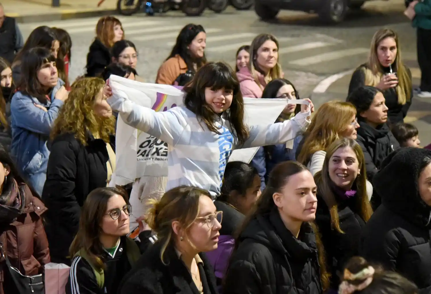 Una de las capturas del fotografo de El Eco, Rody Becchi, que marca la presencia juvenil en la marcha.