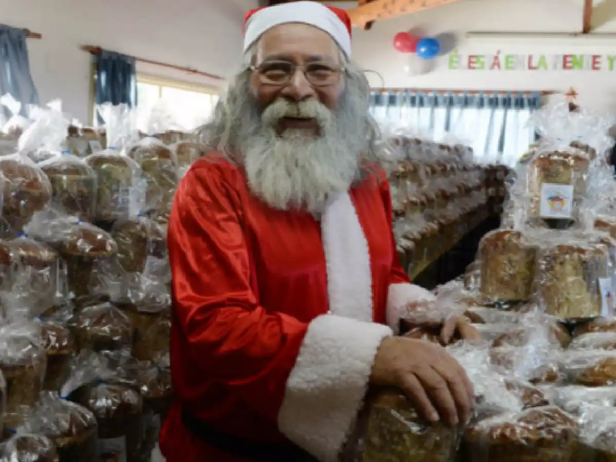 Produce y dona más de 12 mil pan dulces al año en Bariloche