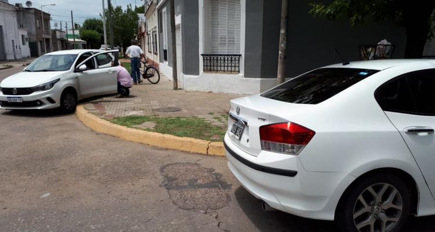 A toda velocidad, un joven impactó su auto contra otro en el centro y lo dejó arriba de la vereda