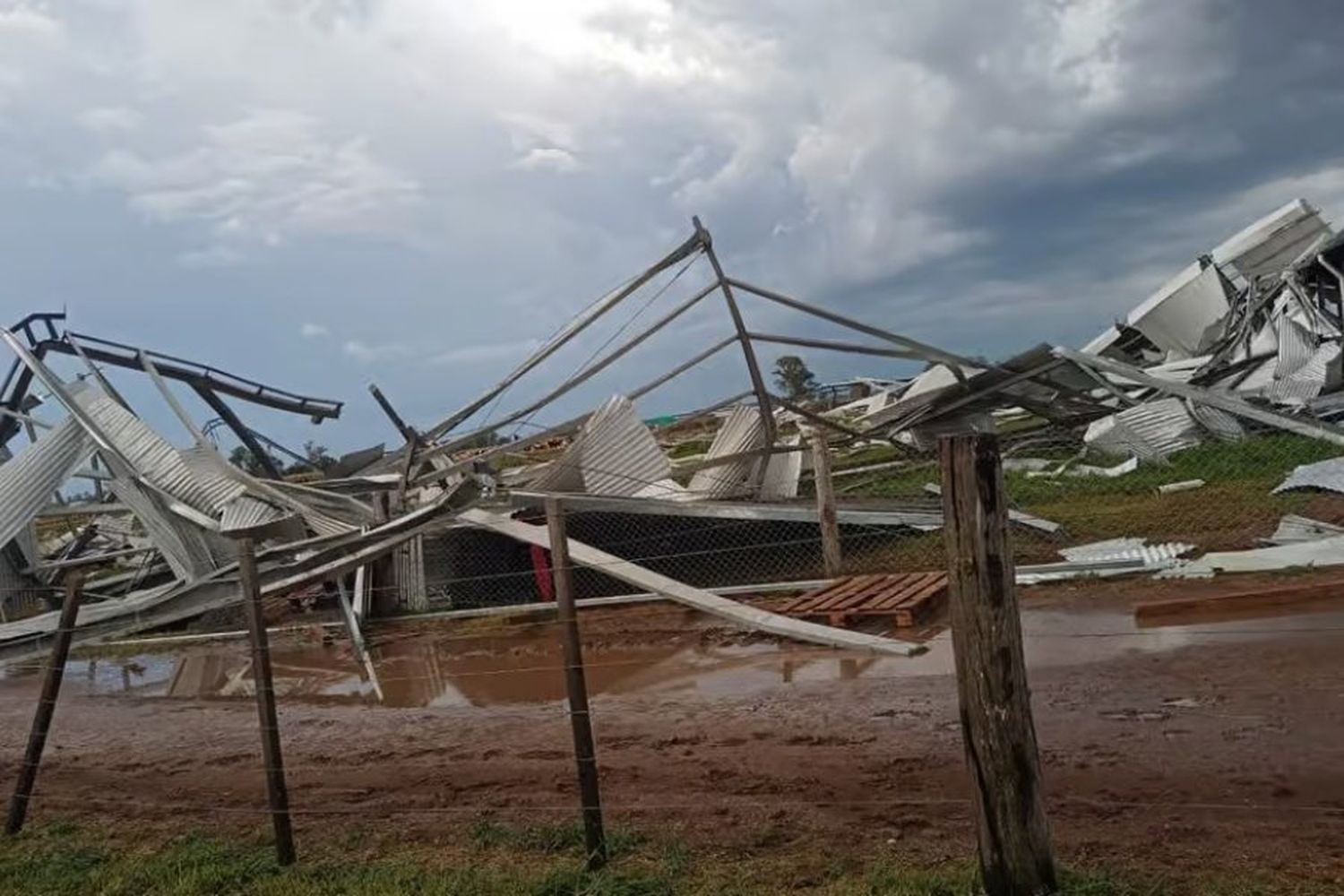 El tambo de la familia Rivoiro fue destruido tras el paso del temporal que azotó en San Justo