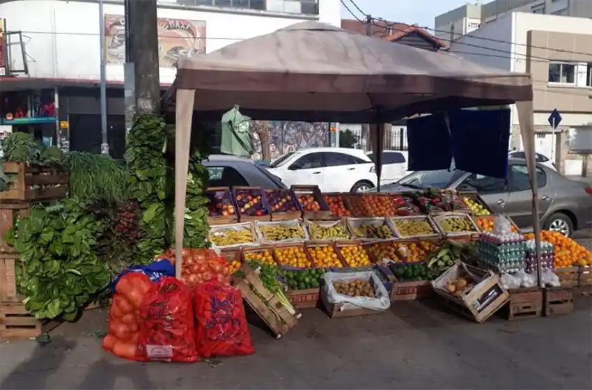 El kichnerismo insiste con instalar verdulerías ambulantes en paseos costeros y plazas marplatenses
