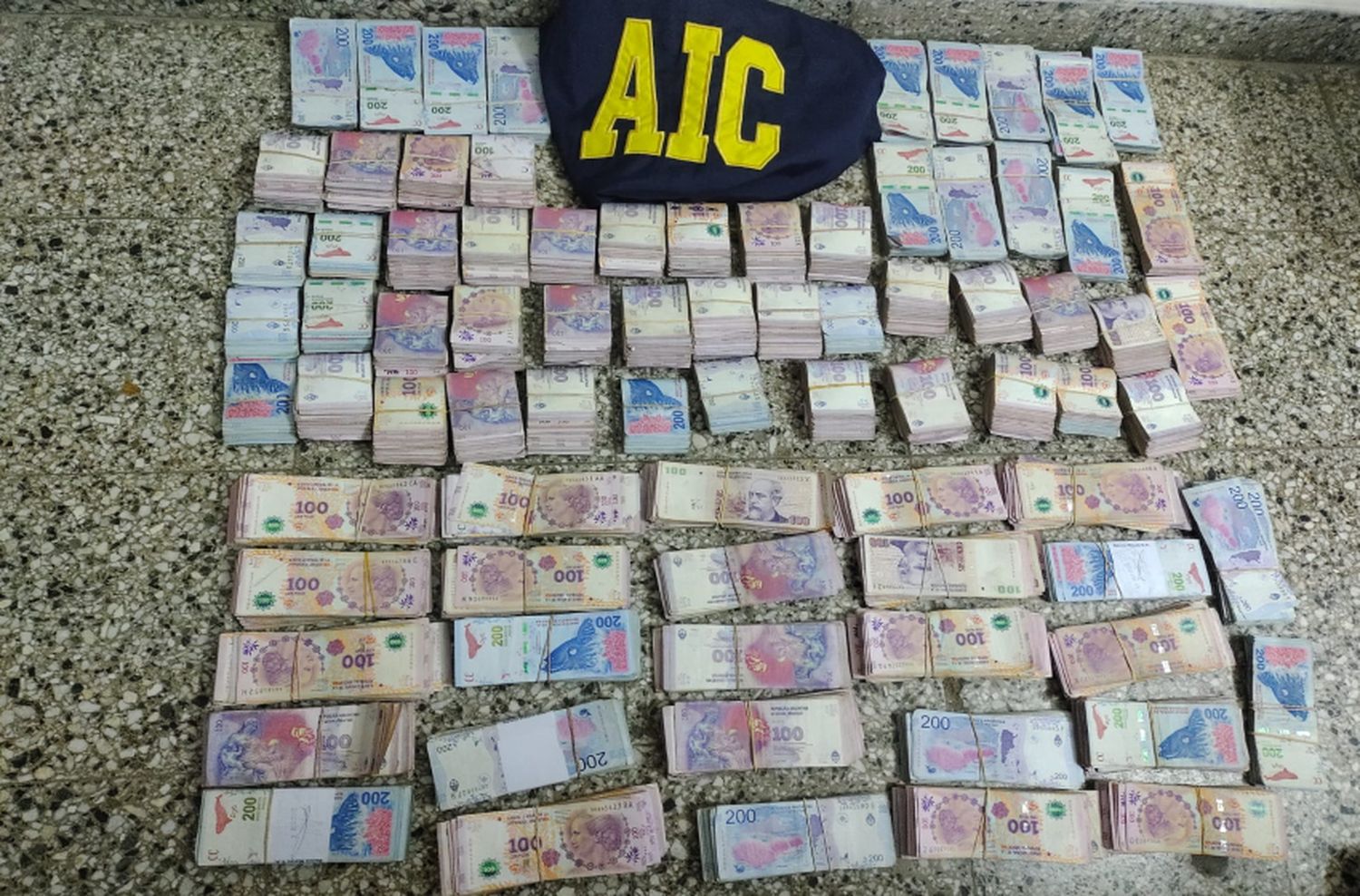 Circulaban en plena ruta con un millón de pesos, trataron de evadir un control y terminaron detenidos