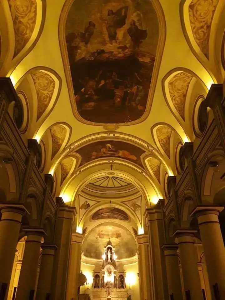 Interior de la Parroquia San Antonio.-