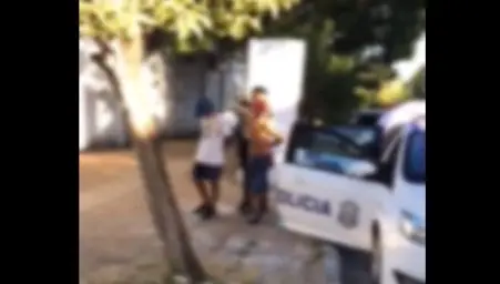 Una imagen que duele: el video de dos nenes de 12 y 13 años detenidos por intentar asaltar a una mujer en La Plata