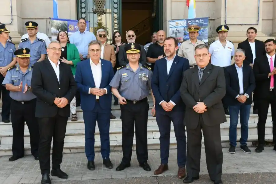 Autoridades presentes en el acto