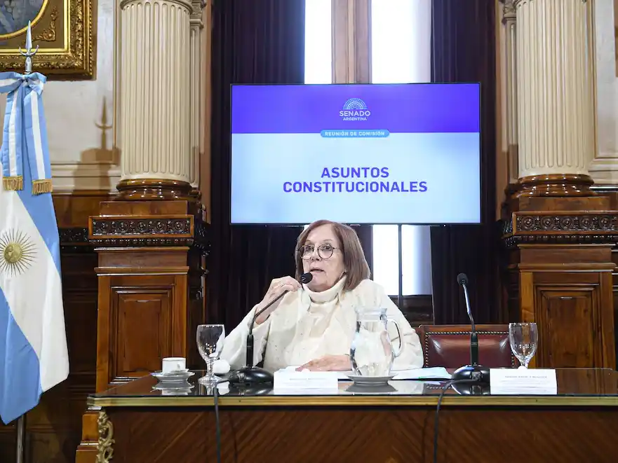 Sorpresivo acercamiento del kirchnerismo al Gobierno: firmó en disidencia el dictamen para reformar la ley de DNU
