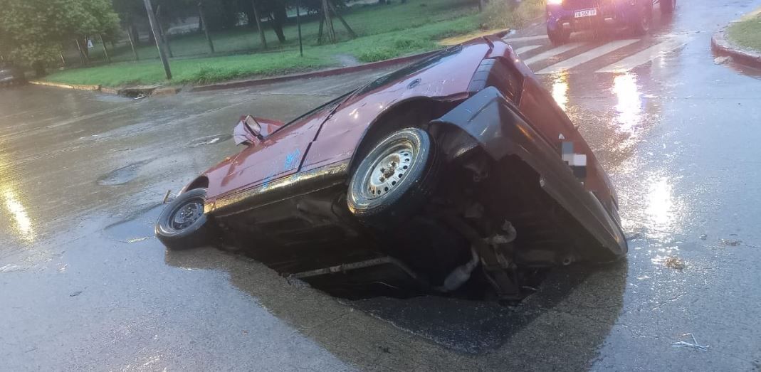 Manejaba bajo la lluvia y el asfalto se tragó su auto: está vivo de milagro