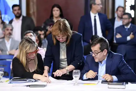 Patricia Bullrich y los senadores del peronismo, Mariano Recalde y Juliana Di Tullio.