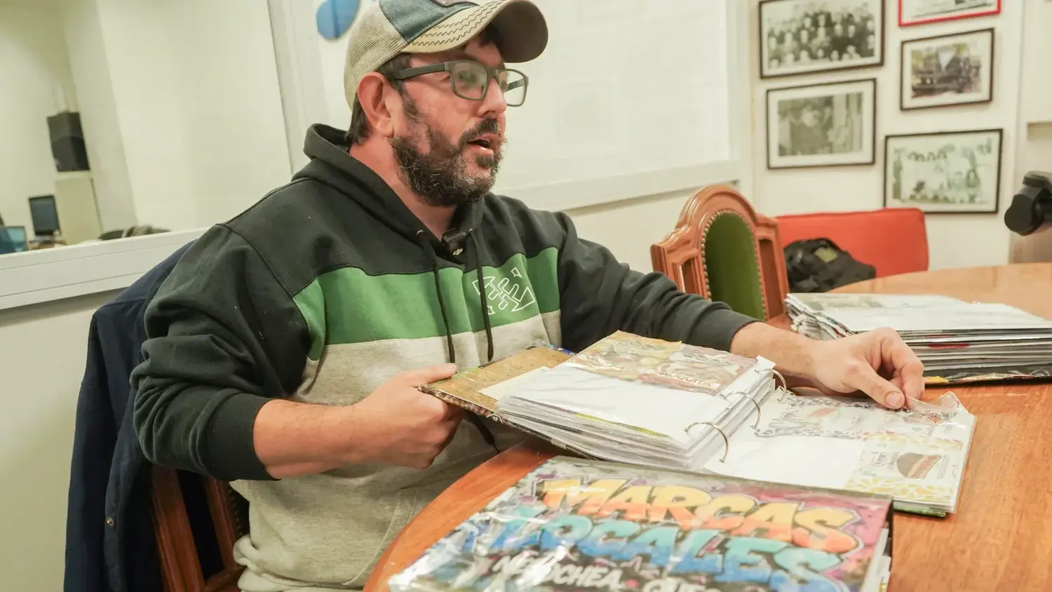 El coleccionista. Marcos Guillamón con las carpetas en las que guarda los envoltorios de alfajores