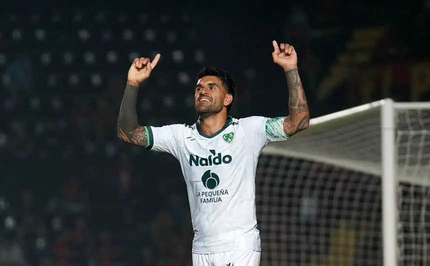 Sarmiento cosechó tres puntos de oro en Santa Fe
