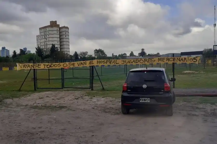Así recibieron a los jugadores del Bohemio en el predio de Atlanta
