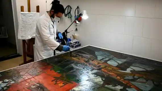 El laboratorio de conservación del Mumbat restauró una valiosa obra de Quinquela Martín 