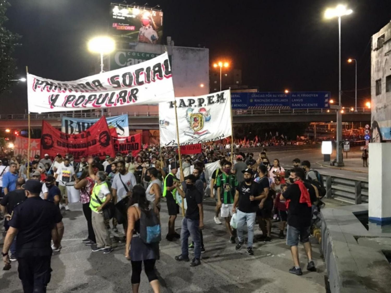 Integrantes del Movimiento Popular Dignidad caminan toda la noche hacia La Plata para entregar propuesta a Kicillof