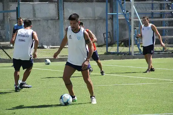 Juventud entrena fuerte y espera por el primer amistoso