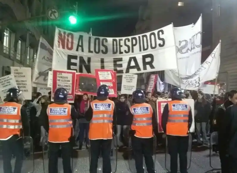 Conflicto en LEAR: Ordenan desalojar a trabajadores que acampan frente a la autopartista