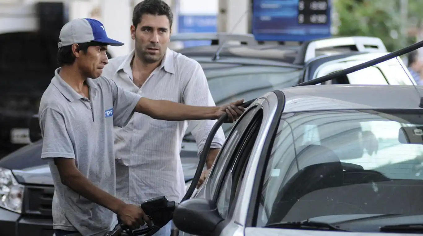 Estacioneros de servicio afirman que no pueden pagar el "incremento solidario