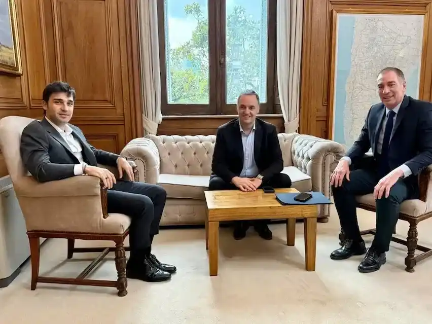 Una imágen de la reunión con Adorni y Torres.