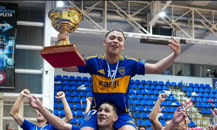 Diego Fernández celebrando con la Supercopa
