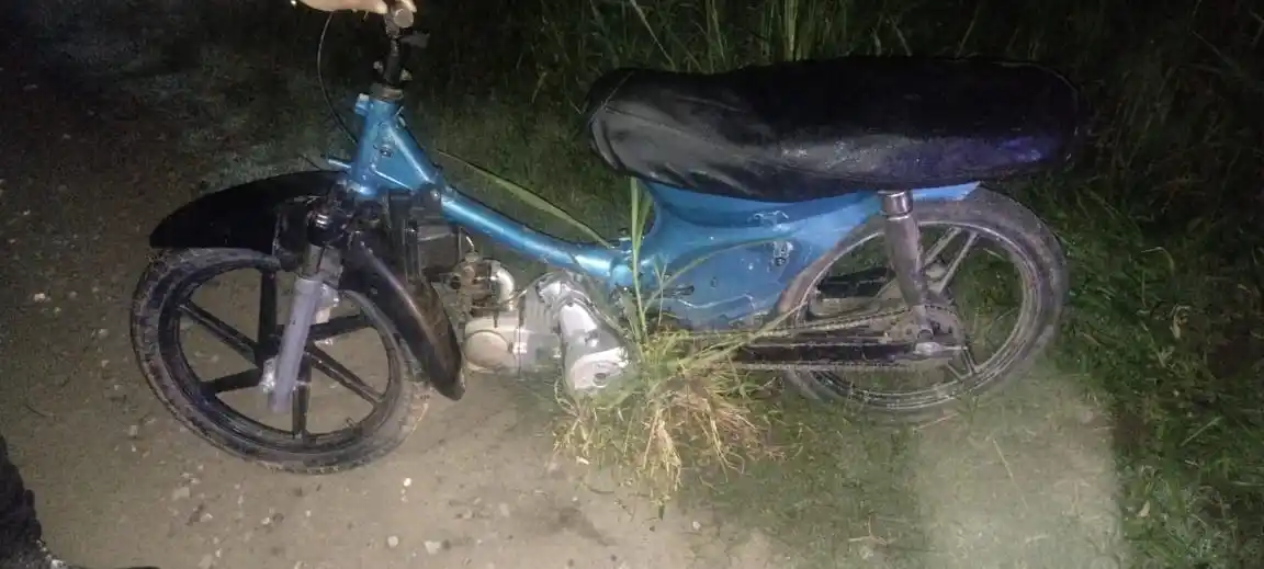 Un menor resultó herido al caer de su moto mientras huía en un control policial