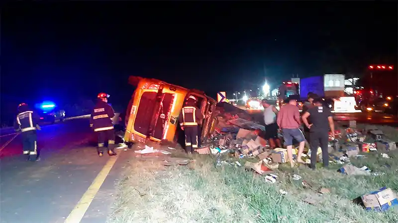 Volcó un camión cargado con latas de cerveza en la Autovía Artigas: se llevaron varios packs