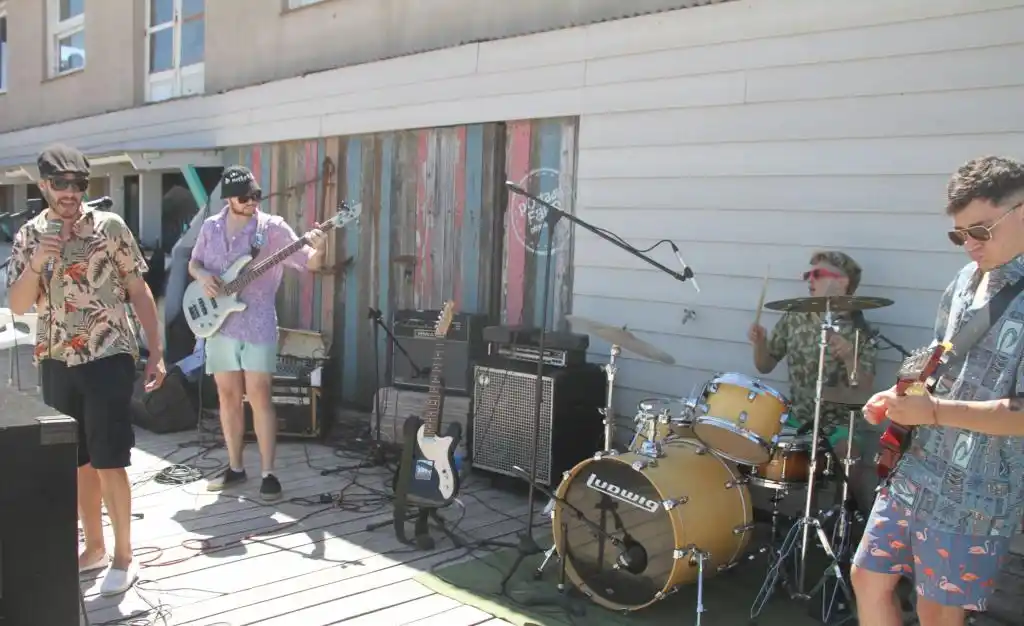 Gira musical de la banda Los Maples de Huevos