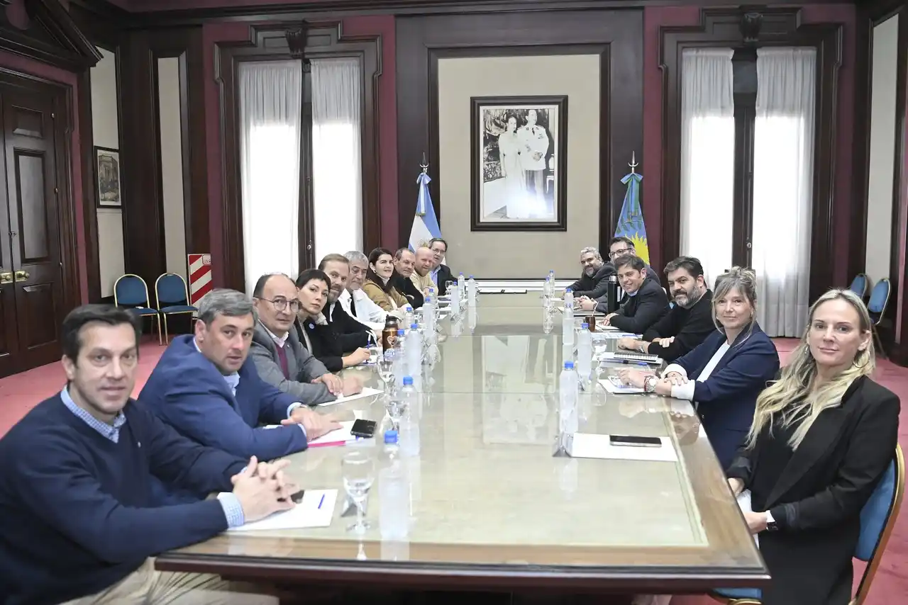 Kicillof y Cuattromo junto a funcionarios e intendentes durante la firma.