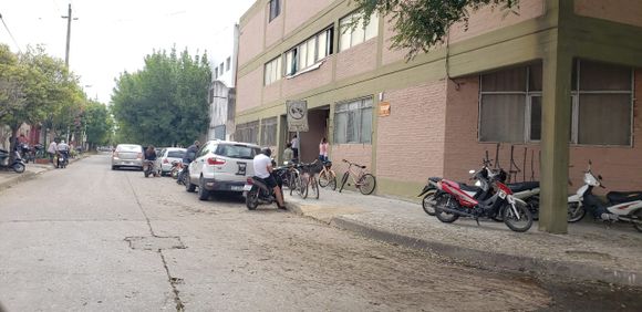 Adolescente de 14 años le clavó una jeringa en la pierna a un compañero en la escuela Industrial