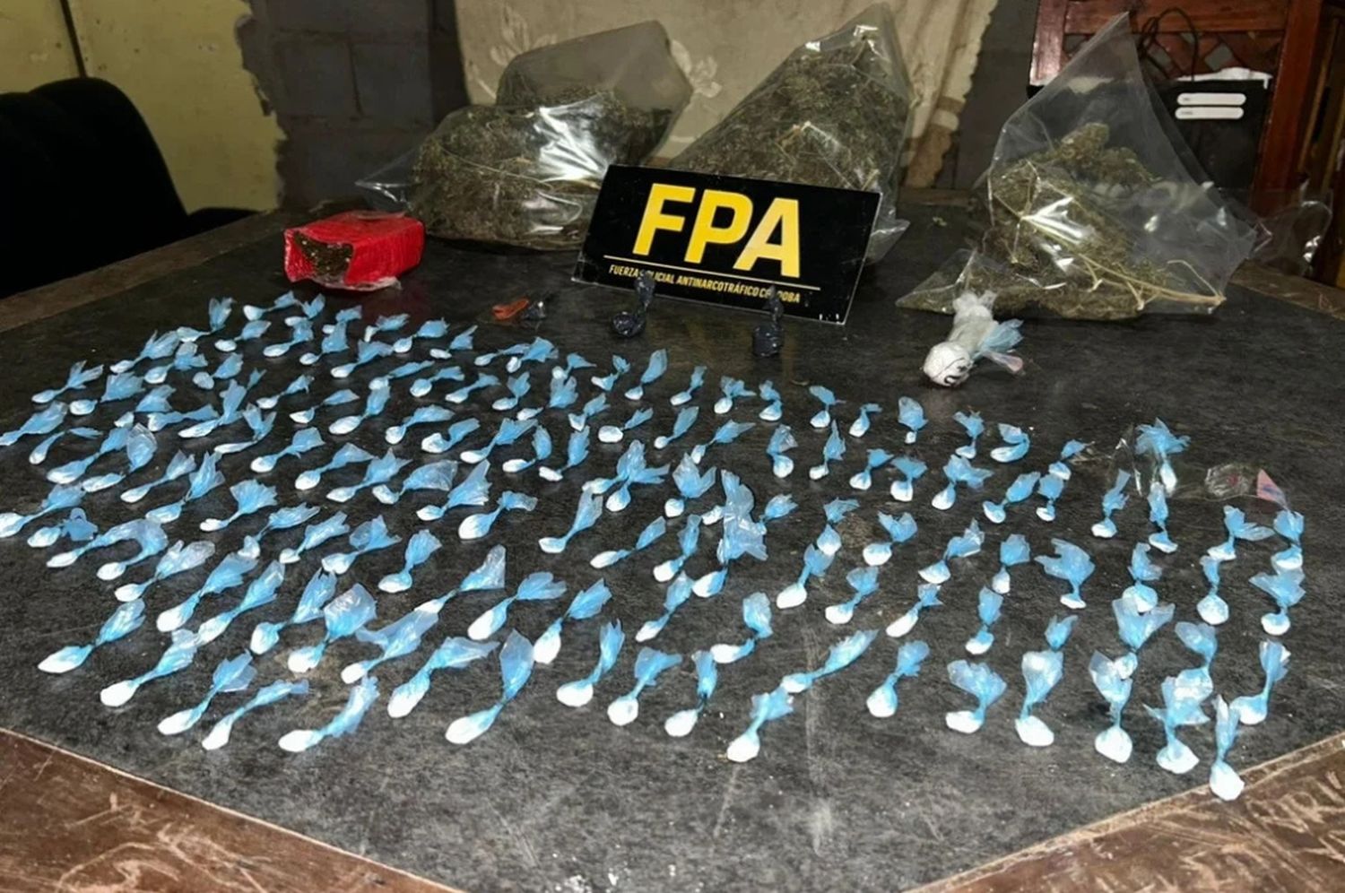 Secuestro de 468 dosis de marihuana y 158 de cocaína.