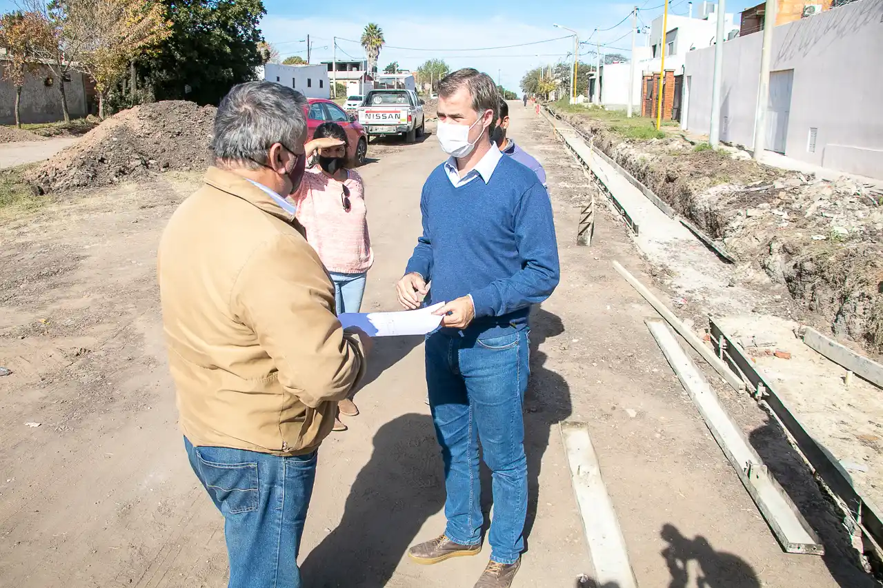 El intendente recorrió las obras que se realizan en la Avenida Alsina