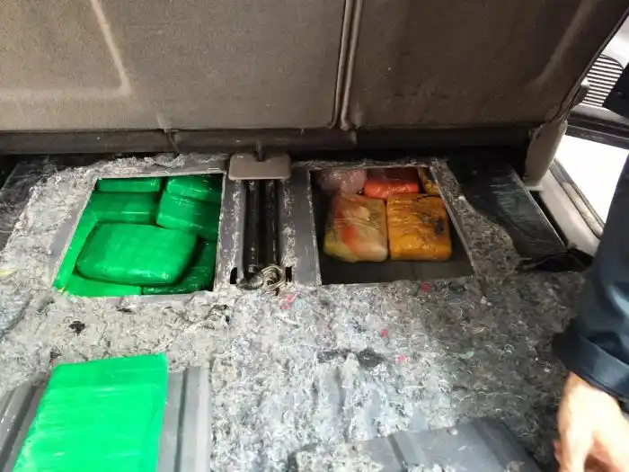 Encontraron 30 kilos de cocaína en un auto con doble fondo