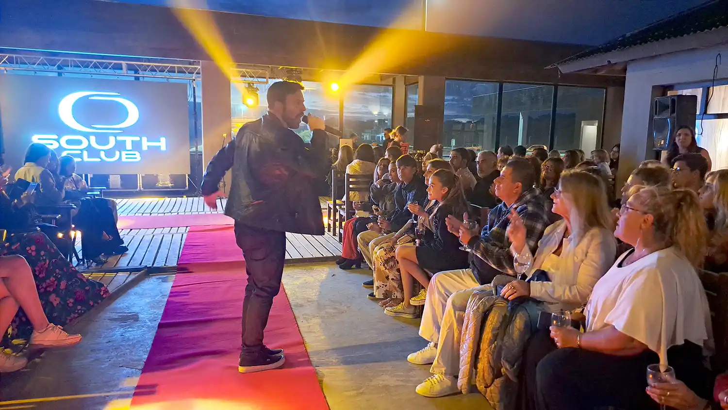 Exitoso. Juan Echegoyen cantan antes del inicio del desfile