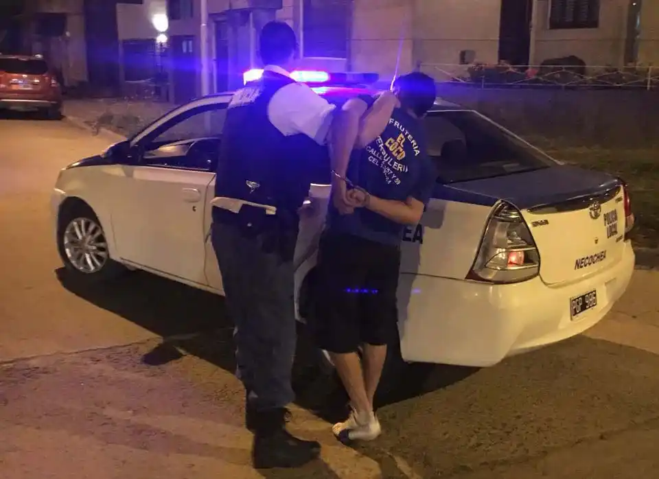 Conductor sin documentación golpeó a un efectivo y quedó detenido