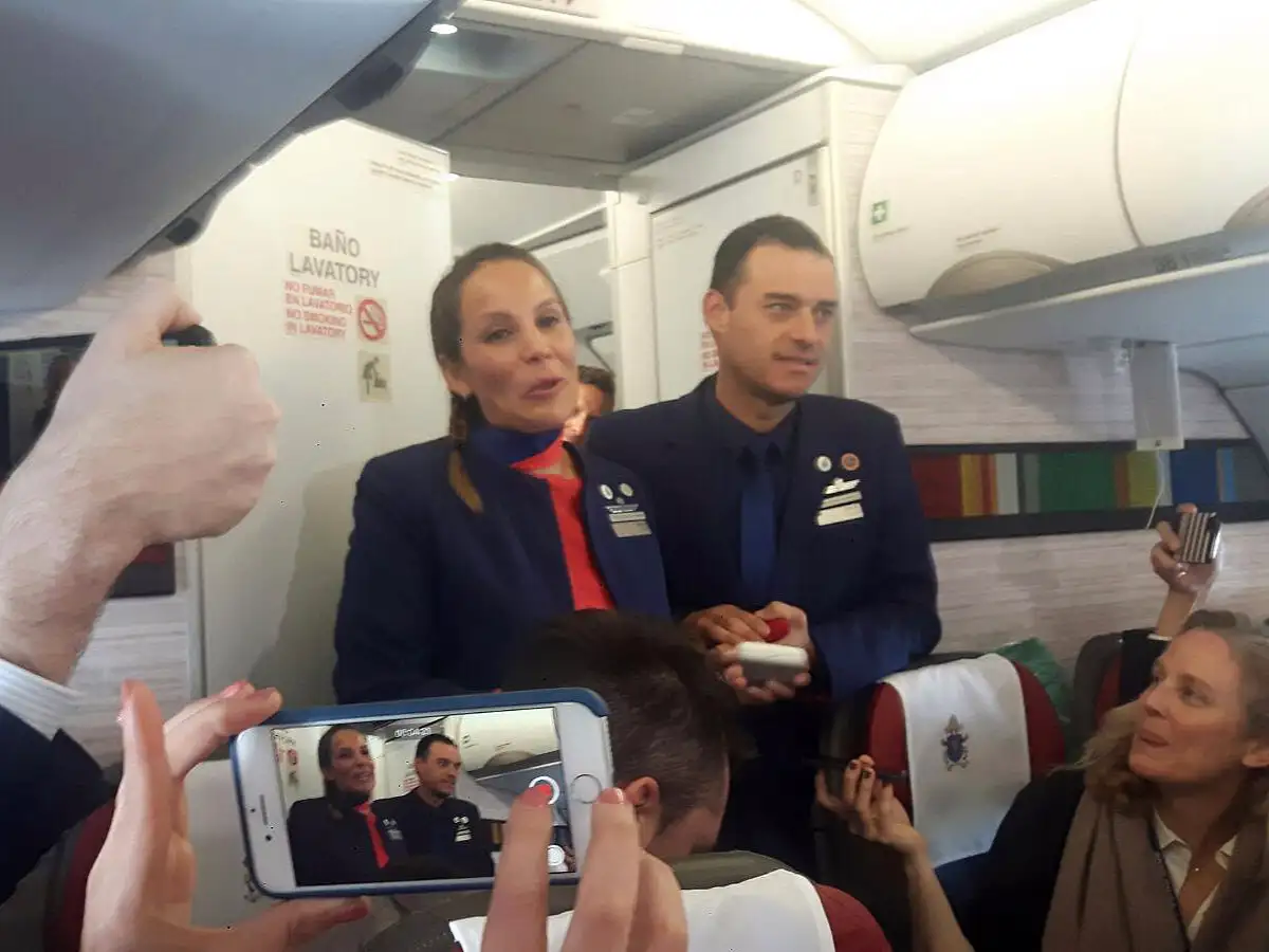 Francisco casó en pleno vuelo a dos tripulantes del airbus que lo llevó a Iquique