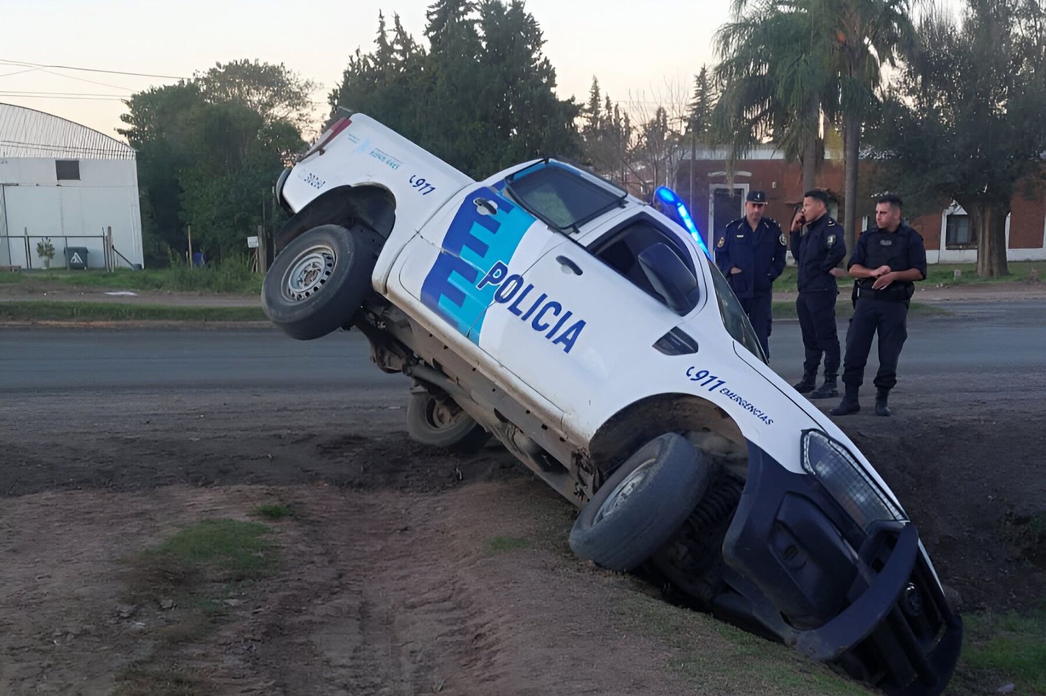 Así fue el accidente que terminó con un patrullero en una zanja
