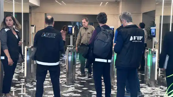 Importaciones falsas: la Aduana allanó 18 bancos por una fuga de US$400 millones