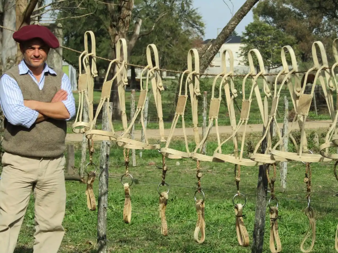 Augusto Alfaro, un victoriense que hace bozales para el equipo de polo La Dolfina