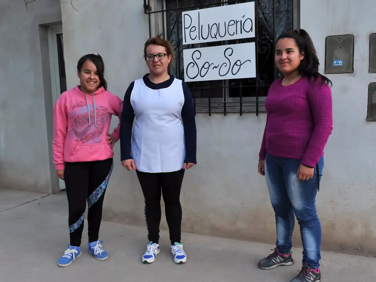 Lo soñó, buscó ayuda y abrió una peluquería para todos en barrio Acapulco   