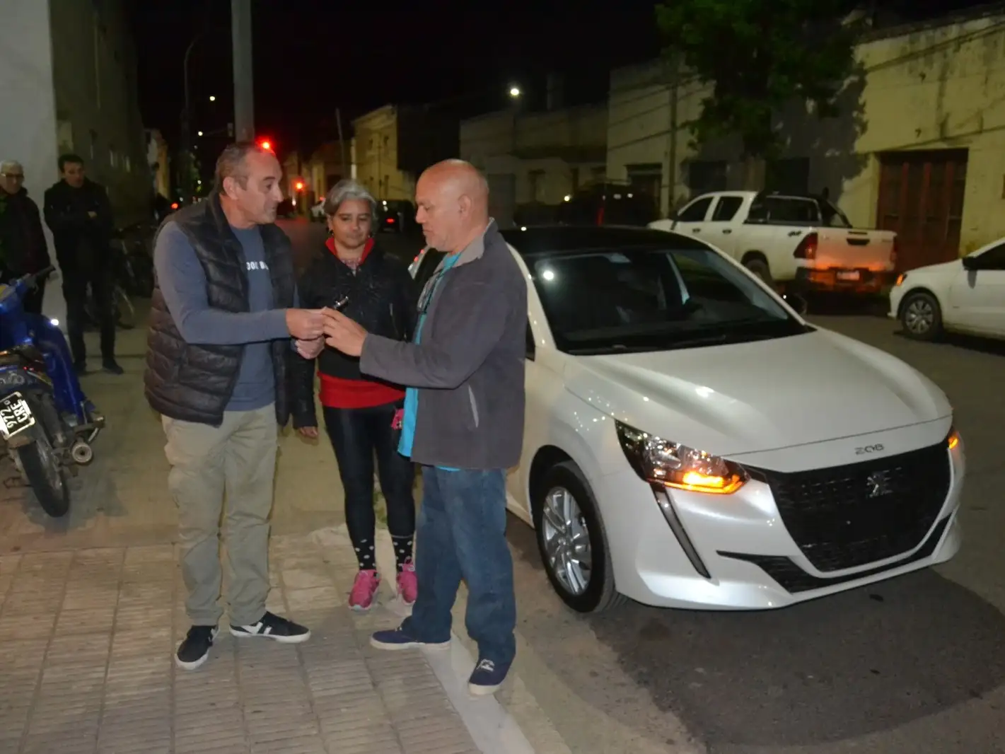 El presidente Uriarte entrega las llaves a Javier Villalba, ganador del O km.