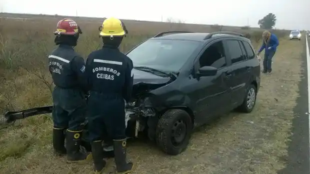 Dos autos chocaron de frente, pero no hubo pasajeros lesionados