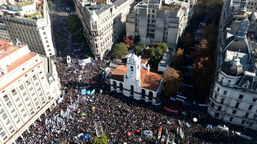 Multitudinaria convocatoria en Plaza de Mayo en respaldo a Cristina Kirchner