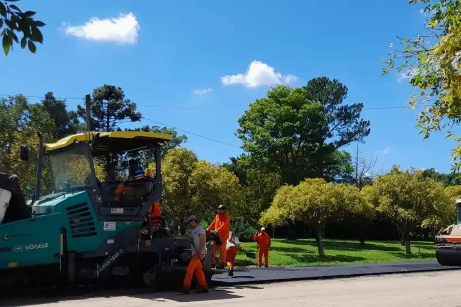 El gobierno provincial avanza en la obra derepavimentación de la Ruta 63 incluyendo la intersección de las Ruta 13 y Ruta 48-S